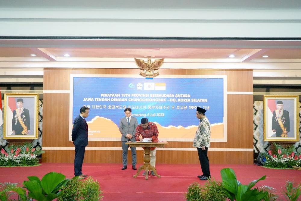 Wakil Gubernur Jawa Tengah Taj Yasin Maimoen dan Gubernur Chungcheongbuk-do Kim Young Hwan.